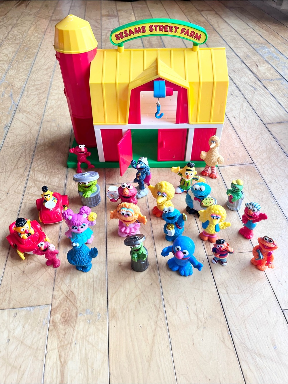 Sesame Street Farm Playset with Character Figurines
